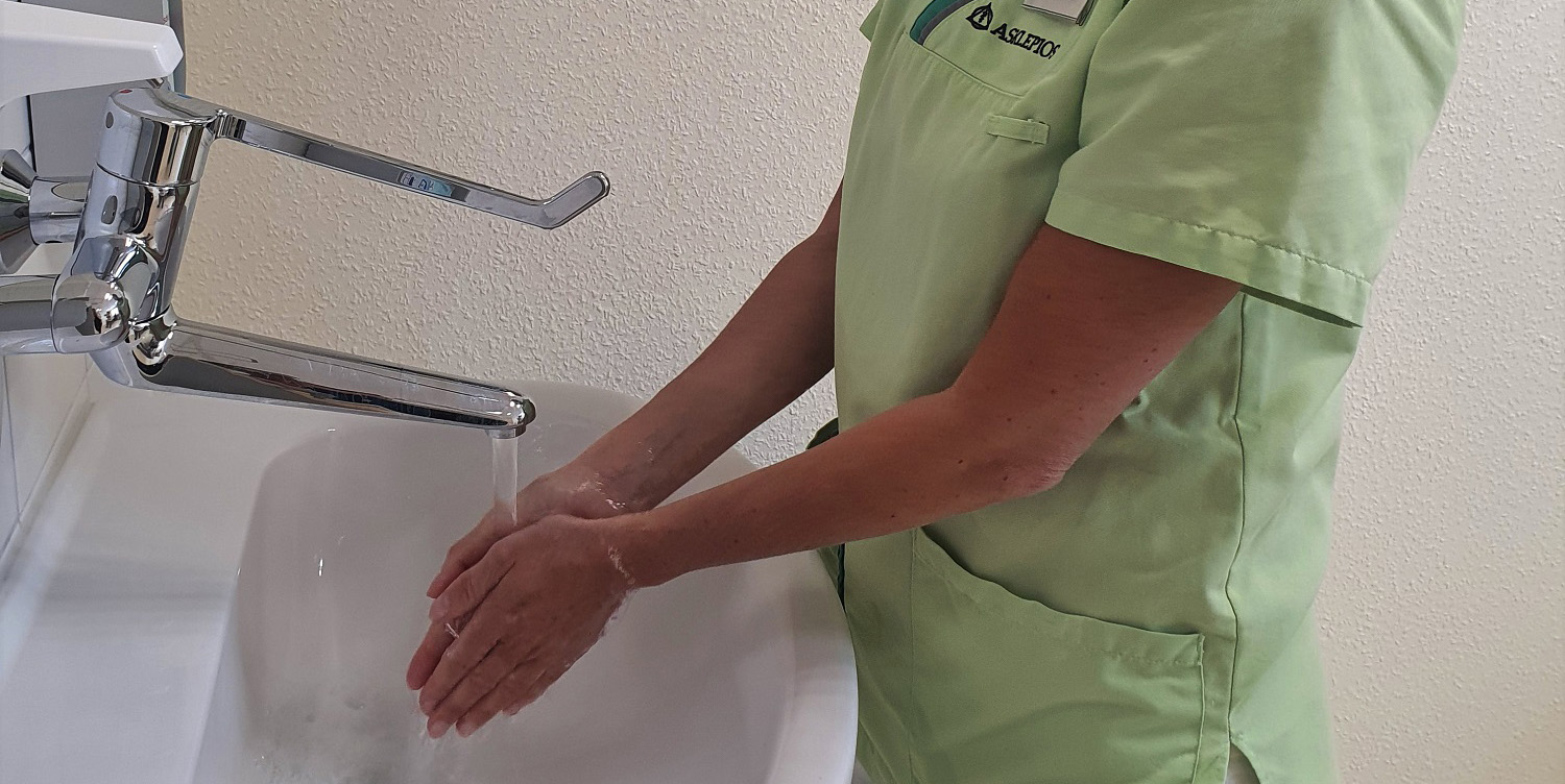 Wer gründlich und richtig seine Hände wäscht, reduziert das Risiko, selbst krank zu werden und Krankheitserreger zu übertragen. Wer gründlich und richtig seine Hände wäscht, reduziert das Risiko, selbst krank zu werden und Krankheitserreger zu übertragen.