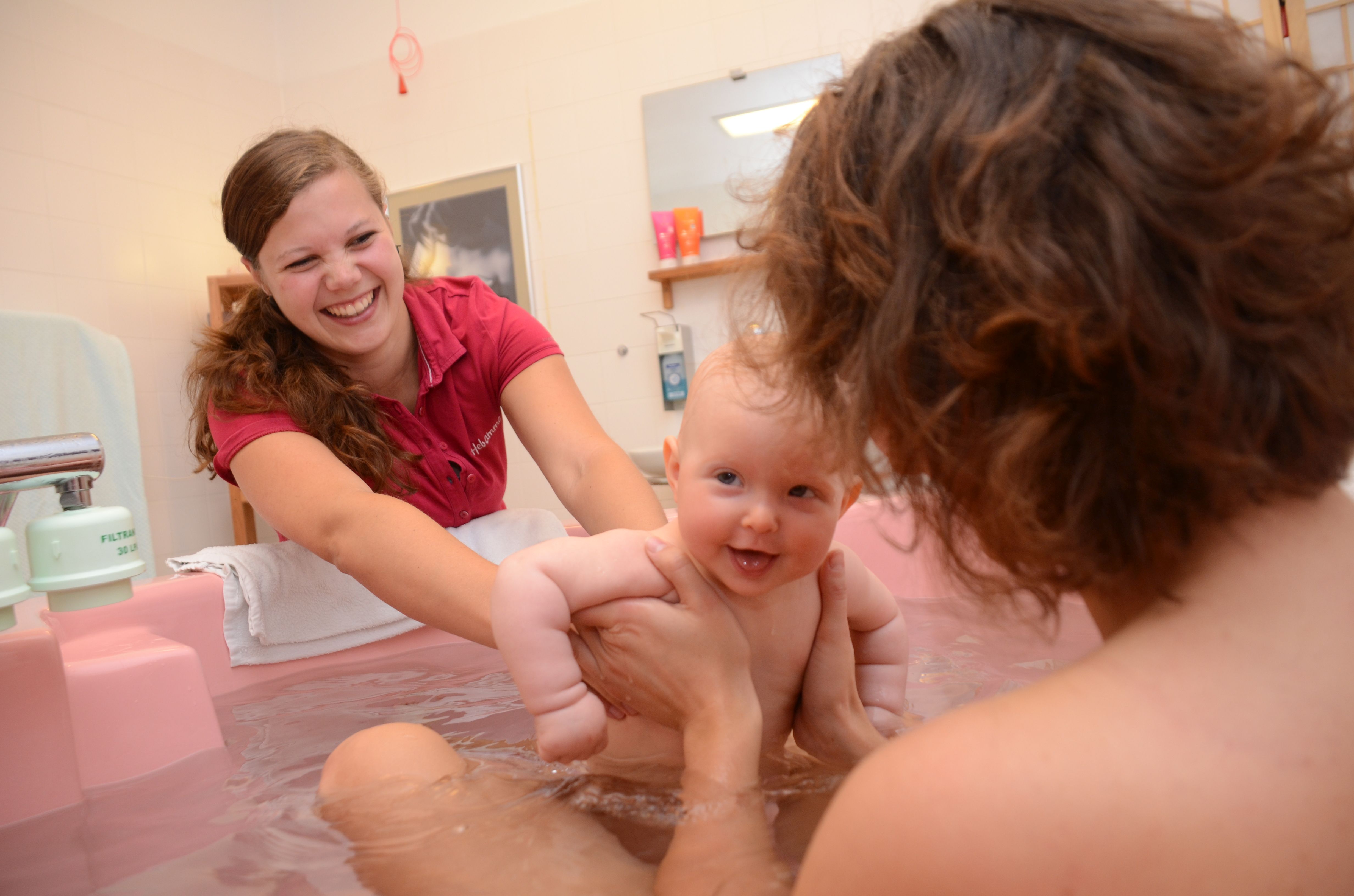 Hebamme mit Baby Baby Wanne übergabe an Mutter72