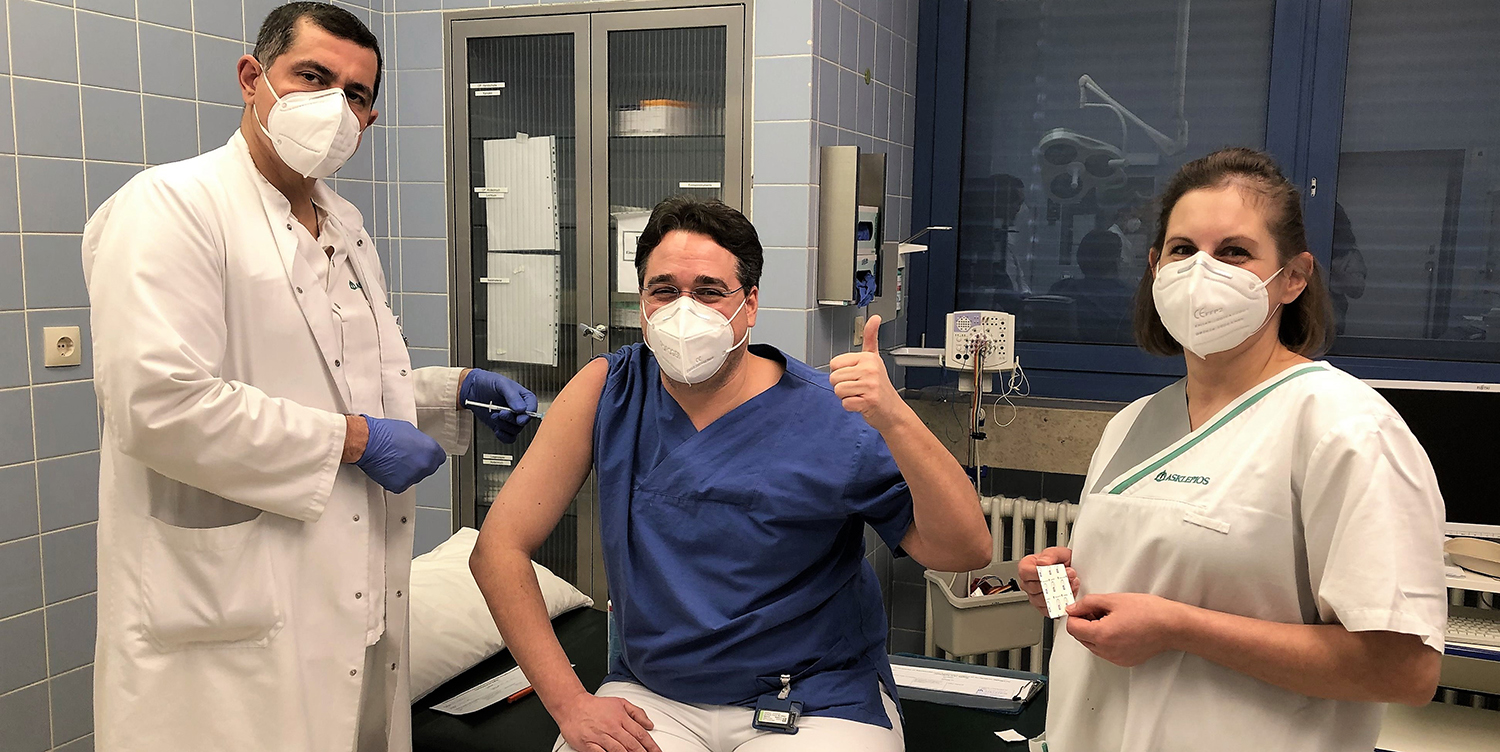 Oberarzt Dr. Stanislav Fezev (li.) impft Dr. Christian Glöckner gegen COVID-19, rechts Krankenschwester Katja Koller. Oberarzt Dr. Stanislav Fezev (li.) impft Dr. Christian Glöckner gegen COVID-19, rechts Krankenschwester Katja Koller.