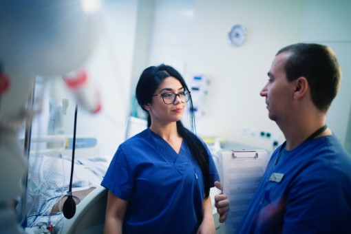 intensivstation-zwei-kollegen mitarbeiter-am-patient-intensivstation