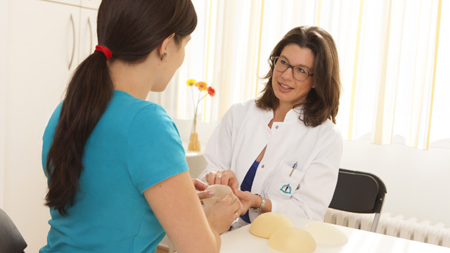 Dr. Stefanie Buchen im Patientengespräch Ärztin klärt über Implantete auf