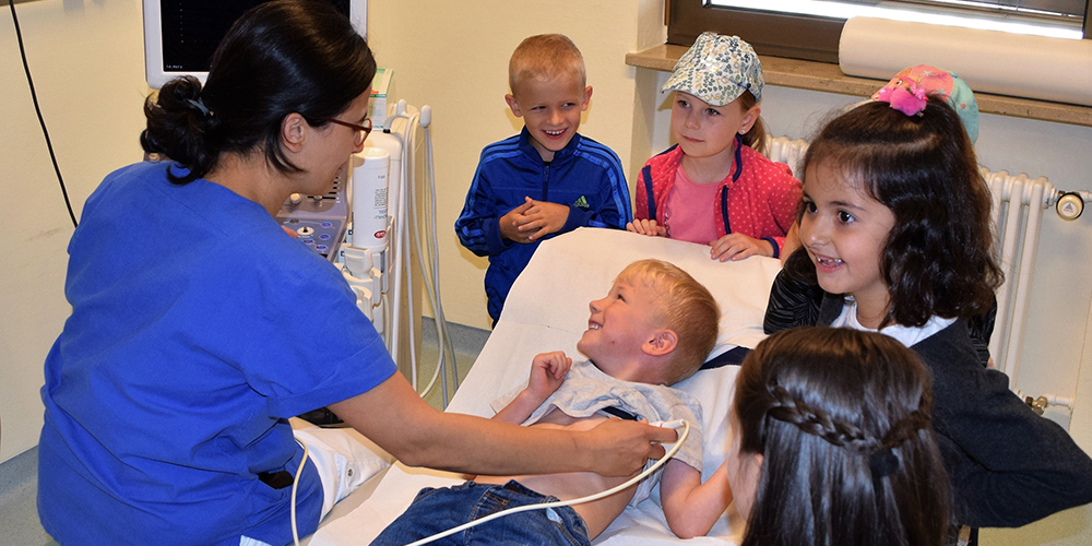 Dr. Yasmin Qamer zeigt den Kindern, wie Ultraschall funktioniert. Dr. Yasmin Qamer zeigt den Kindern, wie Ultraschall funktioniert.