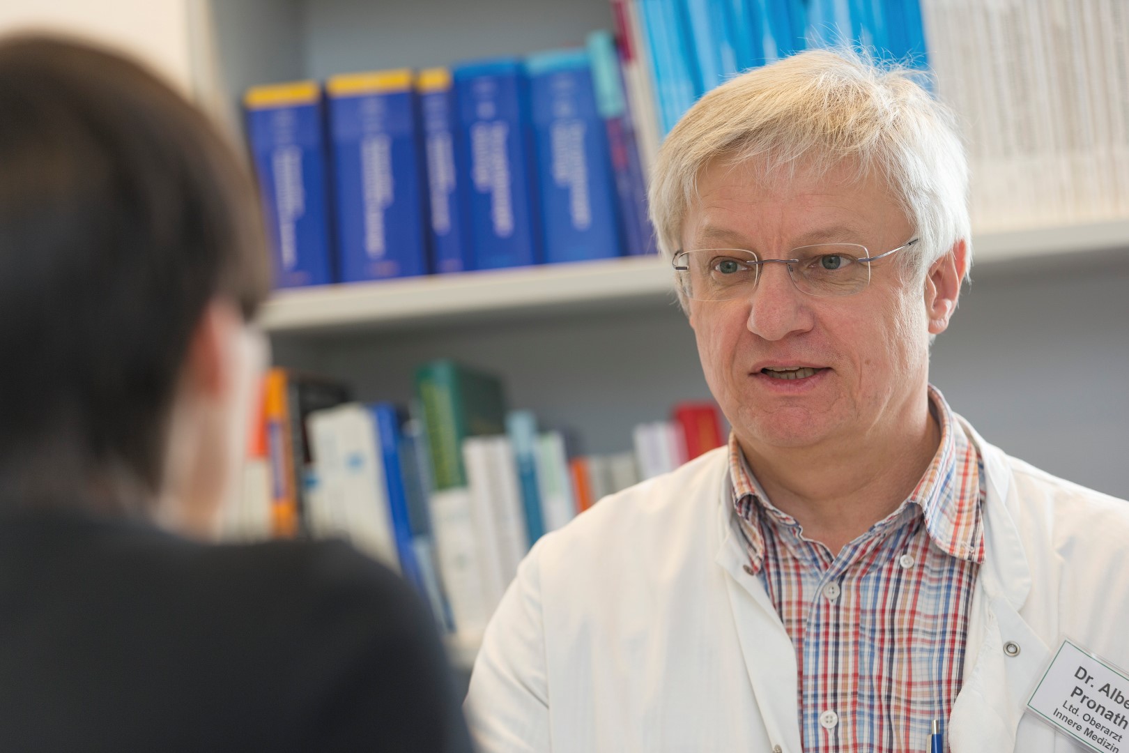 Dr. Pronath Patient Bild: Dr. Pronath im Patientengespräch