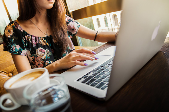 Frau am Notebook mit Kaffee Bild Frau am Notebook mit Kaffee