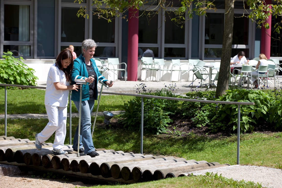 Gehen mit Stöcken Bild: Patientin geht mit Stöcken