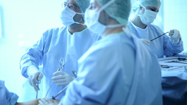 Bei minimalinvasiven Operationen arbeiten die Thoraxchirurgen mit spezialisierten Instrumenten. Bild: Bei minimalinvasiven Operationen arbeiten die Thoraxchirurgen mit spezialisierten Instrumenten.