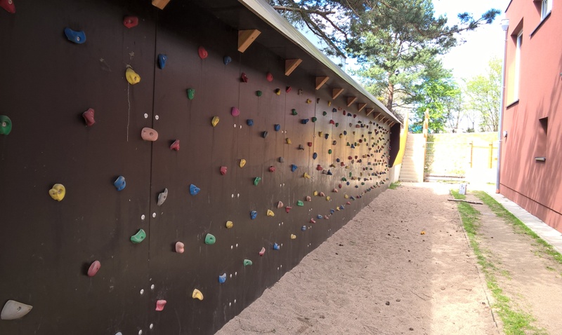 Kletterwand auf einem Spielplatz Bild: Kletterwand