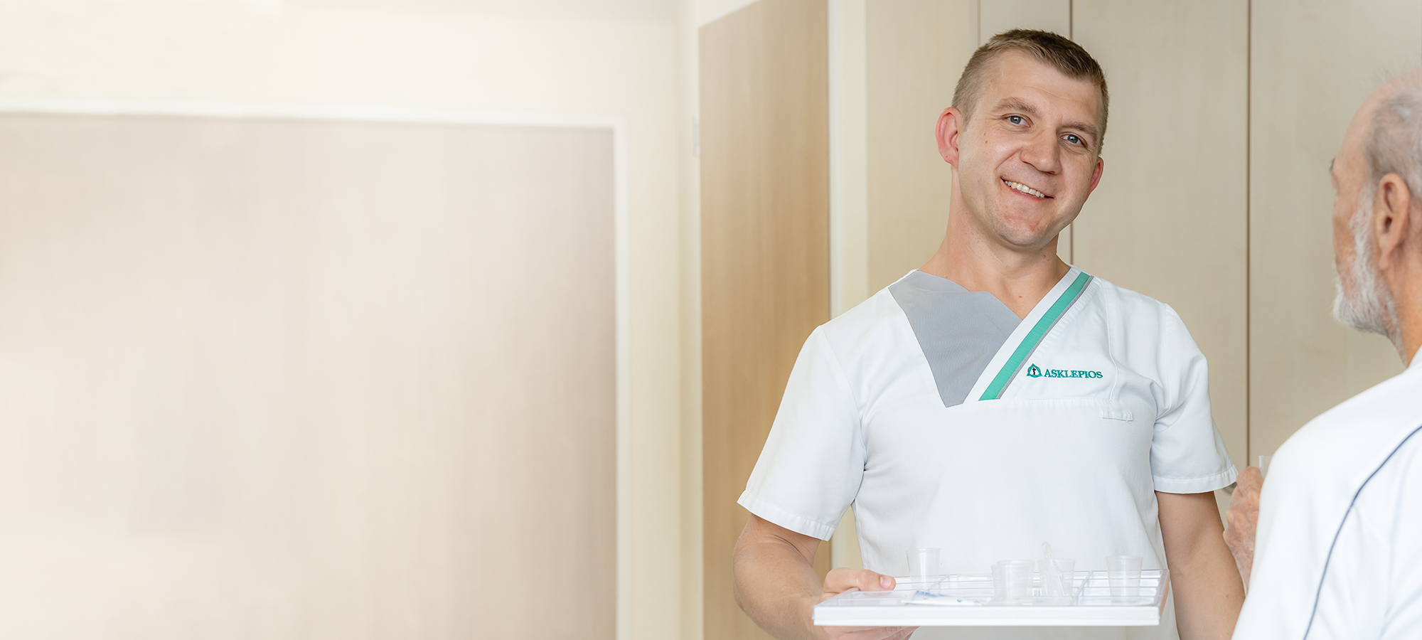 Pfleger im Patientenzimmer lächelt Pflege leben. In Bad Wildungen.