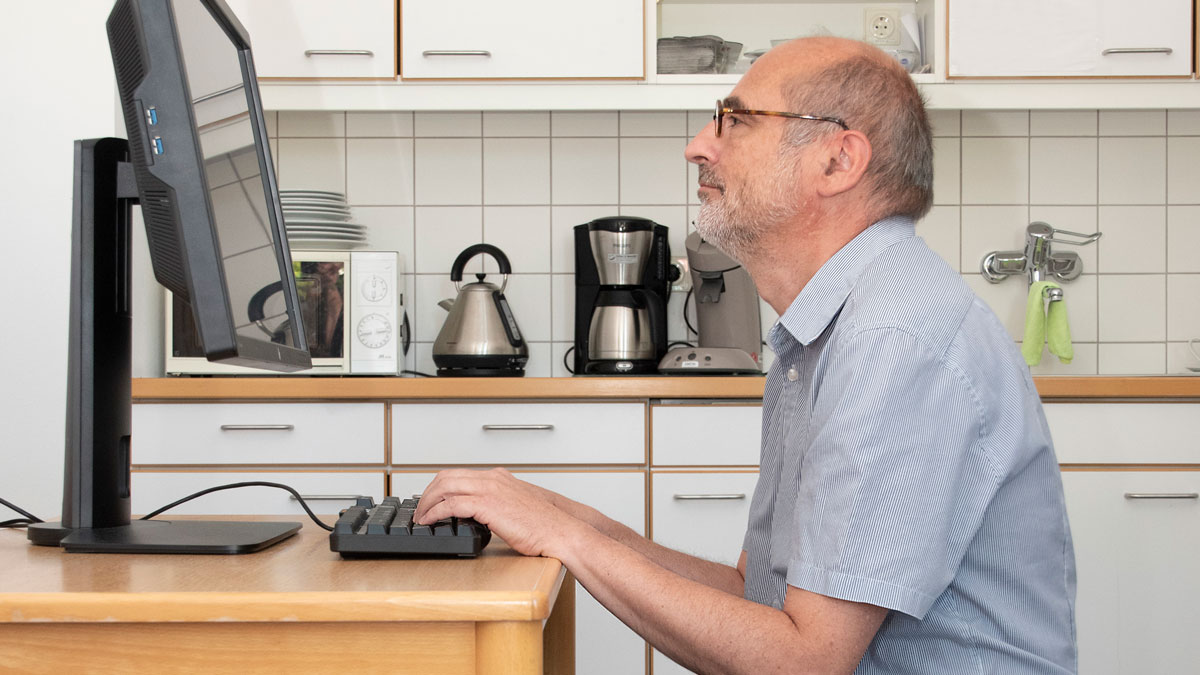 Bildschirmarbeit mit schlechter Haltung Arbeitsplatz Homeoffice