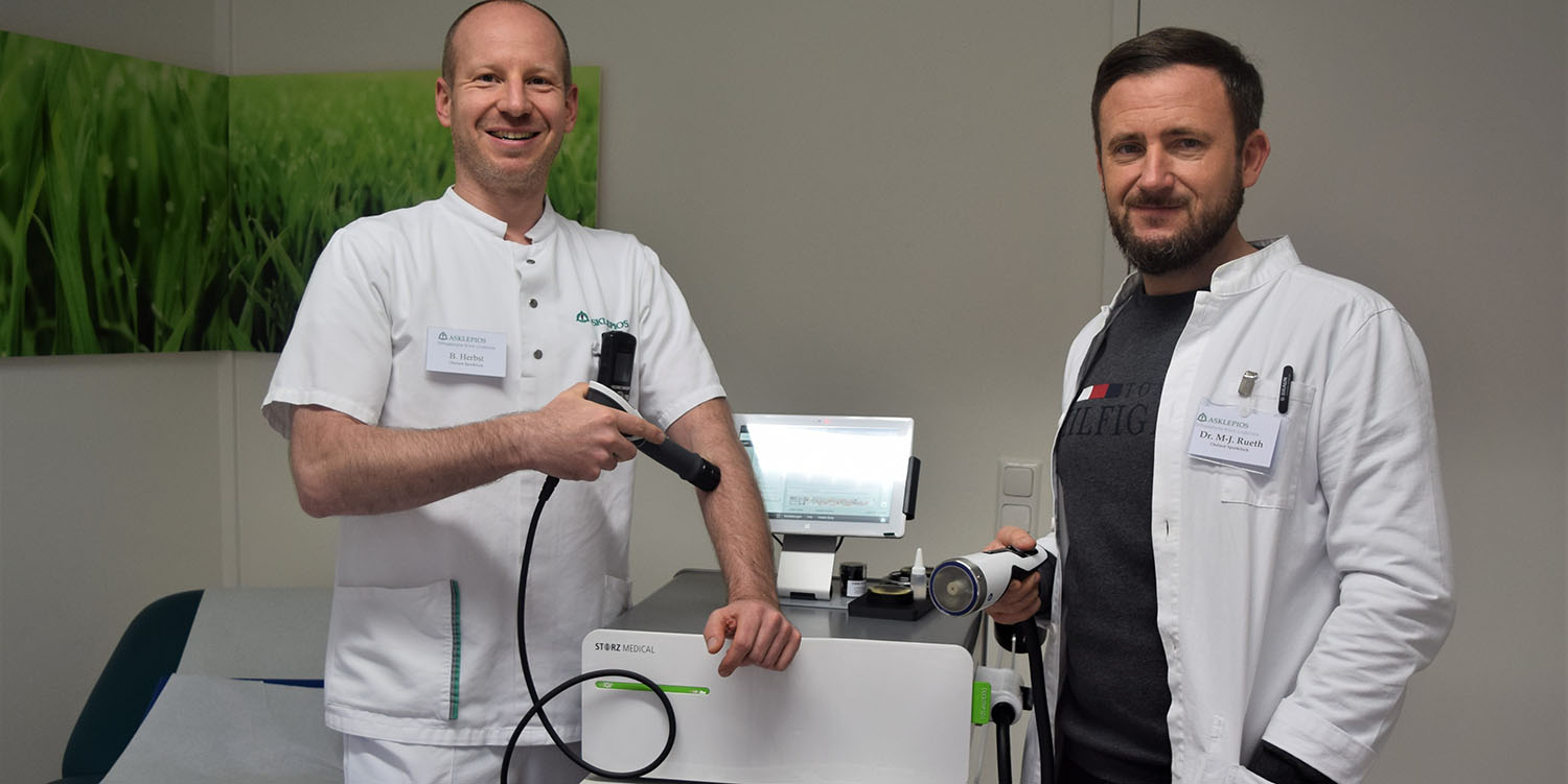 Chefarzt Dr. Markus-Johannes Rueth (re.) und Oberarzt Boris Herbst mit den neuen Stoßwellengeräten. Chefarzt Dr. Markus-Johannes Rueth (re.) und Oberarzt Boris Herbst mit den neuen Stoßwellengeräten.