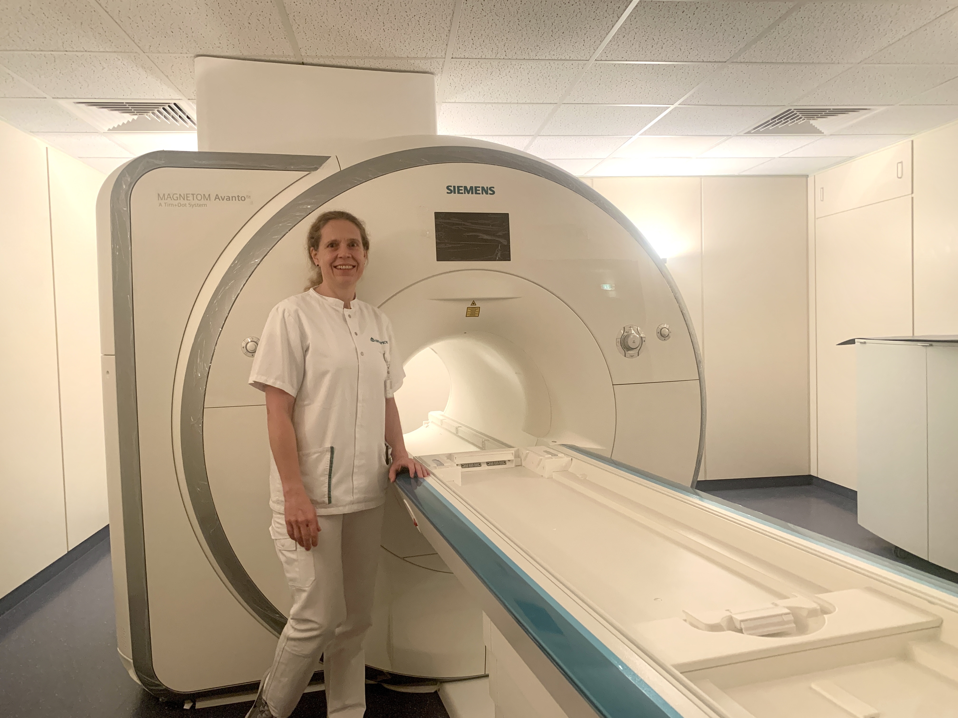 Dr. Kerstin Scholz am neuen MRT dr_kerstin_scholz_neues_mrt