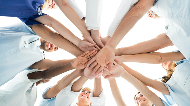 Medizinisches Team Bild: Medizinisches Team steckt Hände zusammen