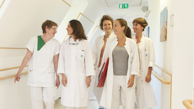 Ärztinnen auf dem Stationsflur Gruppenfoto von Kolleginnen