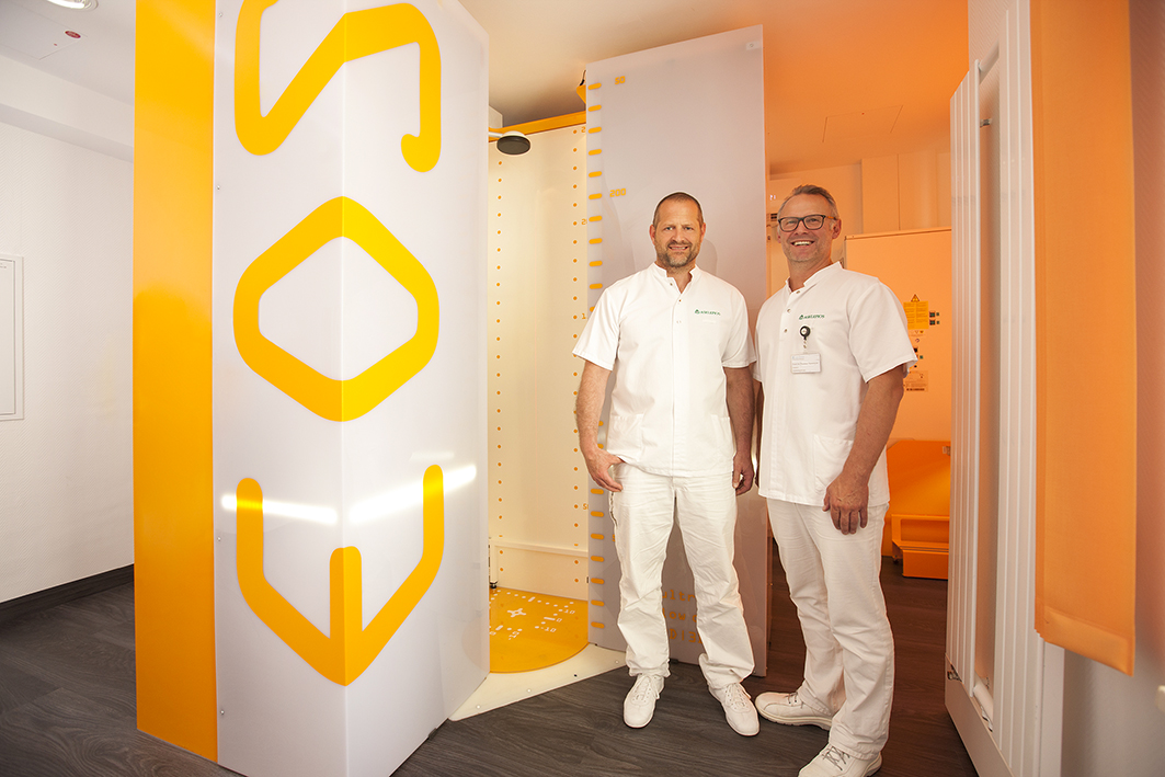 Prof. Niemeyer und Dr. Joechel vor dem EOS Röntgen-Gerät prof-niemeyer-und-dr-joechel-vor-dem-eos-roentgen-gerät