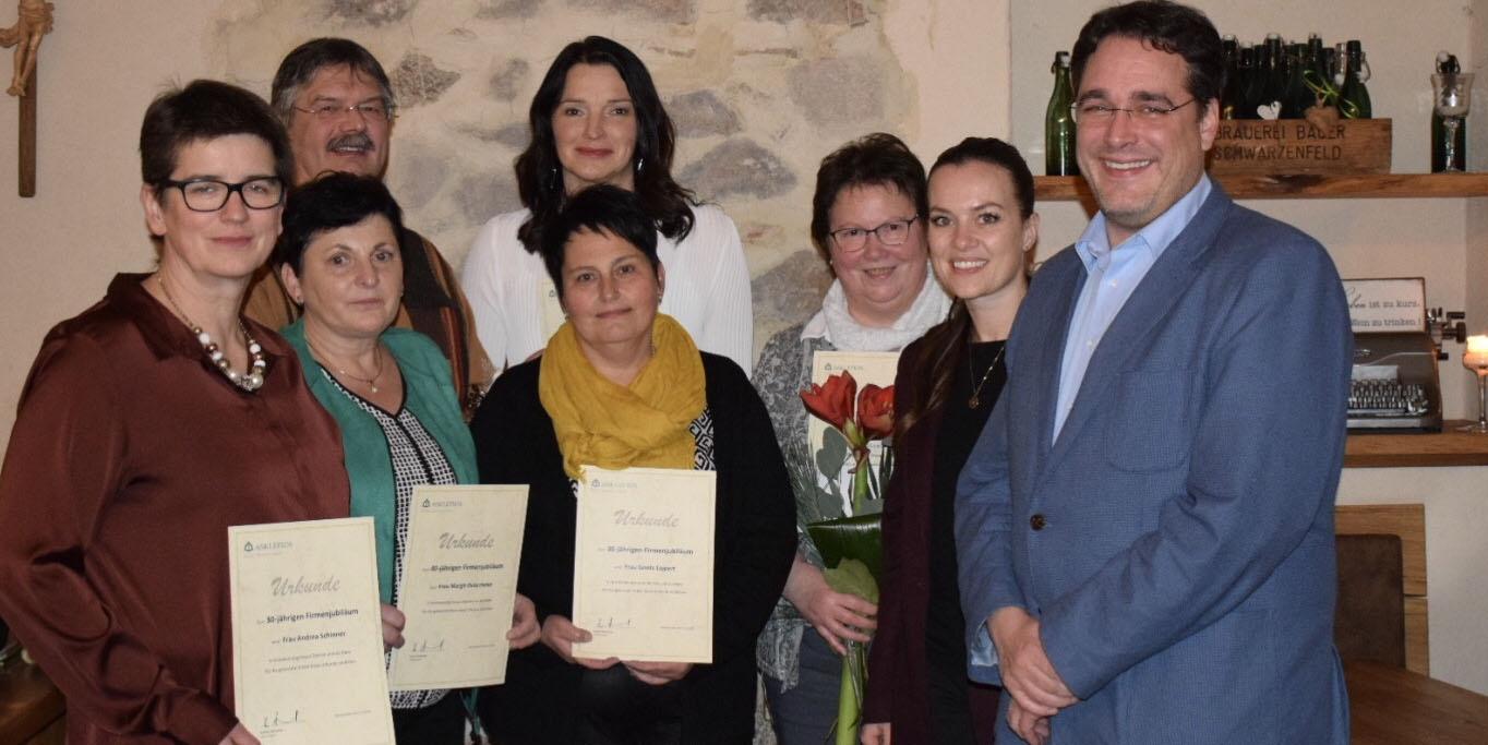 Von links nach rechts: Andrea Schinner, Margit Ostermeier, Albert Kiener, Margot Schödel, Gisela Lippert, Rosemarie Forster, Kathrin Hofstetter und Dr. Christian Glöckner Von links nach rechts: Andrea Schinner, Margit Ostermeier, Albert Kiener, Margot Schödel, Gisela Lippert, Rosemarie Forster, Kathrin Hofstetter und Dr. Christian Glöckner