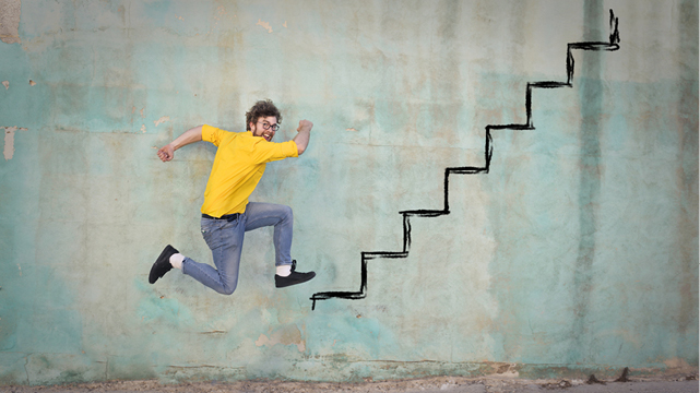 Jumping on a steep staircase Bild: Mann spingt eine imaginäre Treppe hoch