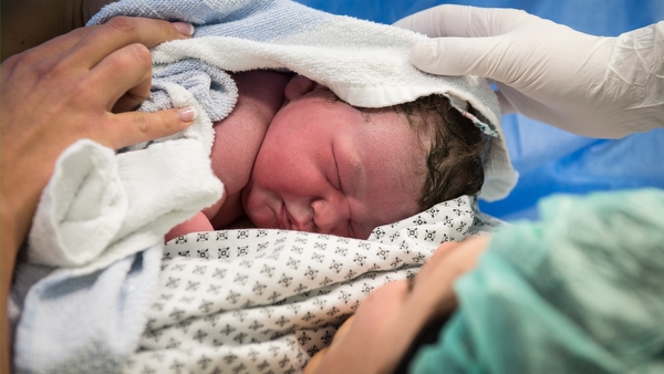Trotz Kaiserschnitt können Sie dank moderner Regionalanästhesieverfahren das Leben Ihres Kindes von der ersten Minute an miterleben. BILD: Ein Neugeborenes