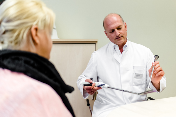 Prof.Dr.Dr.habil Thomas Carus im Patientengespräch Prof.Dr.Dr.habil Thomas Carus im Patientengespräch