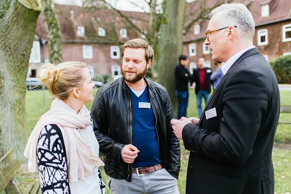 Chefarzt Dr. med. Ulf Künstler im Gespräch vor dem Westklinikum Hamburg, Abteilung für Psychiatrie und Psychotherapie Chefarzt Dr. med. Ulf Künstler im Gespräch vor dem Westklinikum Hamburg