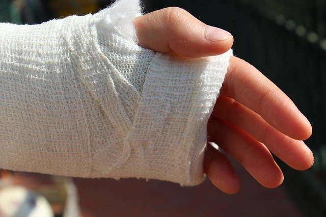 Nach einem Bruch ist oft ein Gips notwendig. Zum Ruhigstellen wird der Arm mit einem Verband versehen.