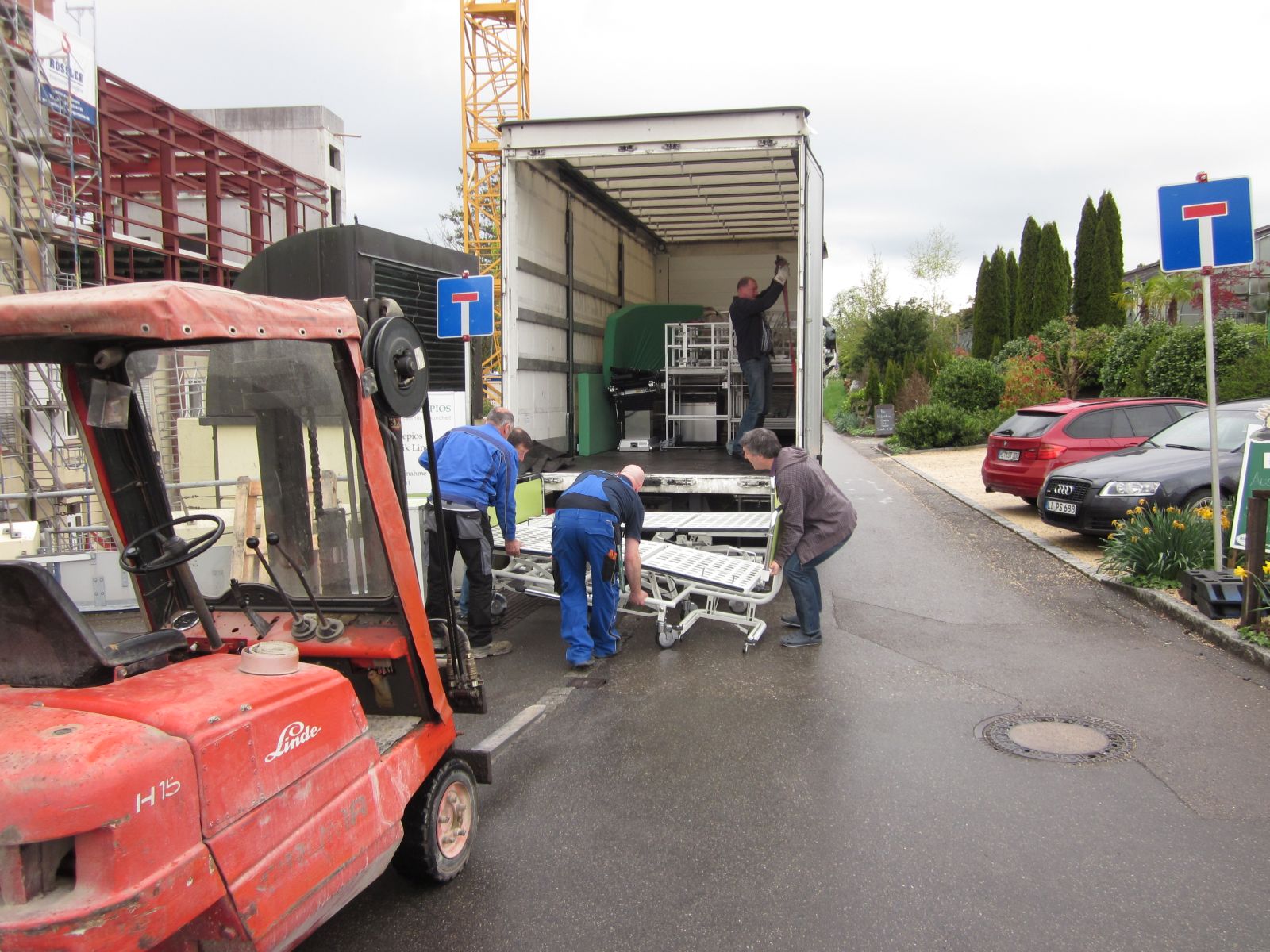 Gemeinsames Anpacken beim Verladen der Spenden an der Asklepios Klinik Lindau Gemeinsames Anpacken beim Verladen der Spenden an der Asklepios Klinik Lindau