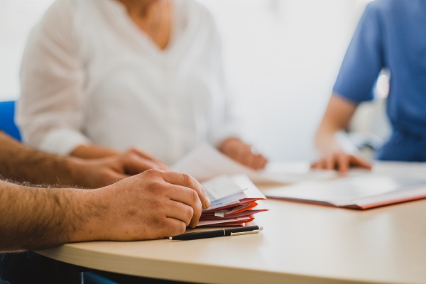 Patientengespräch mit Arzt Gespraechssituation mit Patient und Arzt