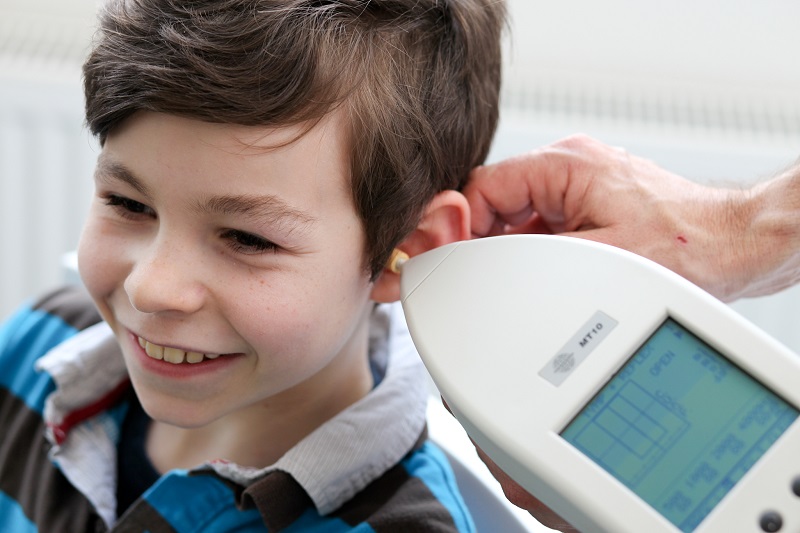 Junge beim Hörtest Hören bei Kindern