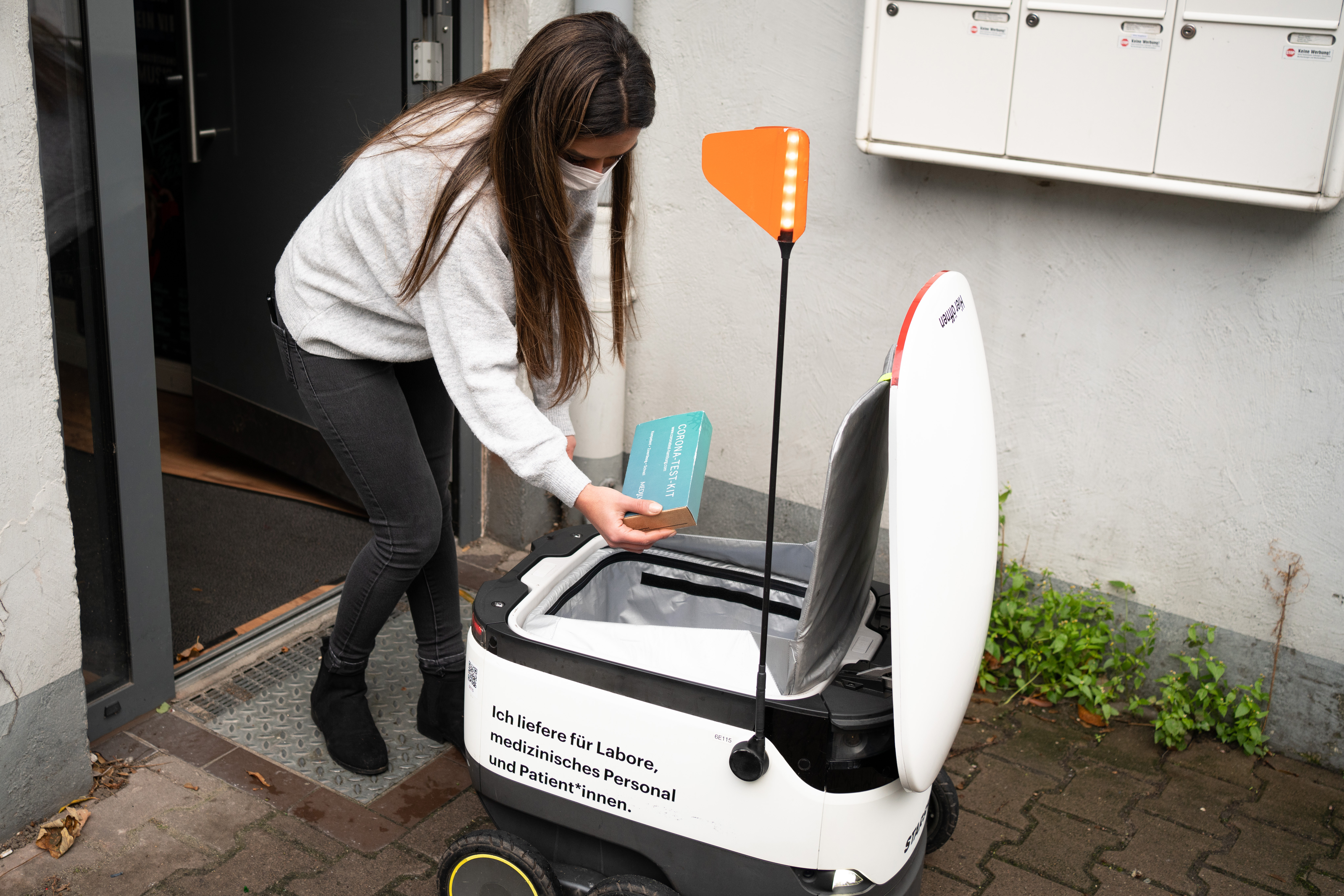 Asklepios-Labor Medilys setzt Lieferroboter von Starship Technolgies ein, um im Hamburger Stadtteil Eimsbüttel COVID-Tests auszuliefern. Asklepios-Labor Medilys setzt Lieferroboter von Starship Technolgies ein, um im Hamburger Stadtteil Eimsbüttel COVID-Tests auszuliefern.