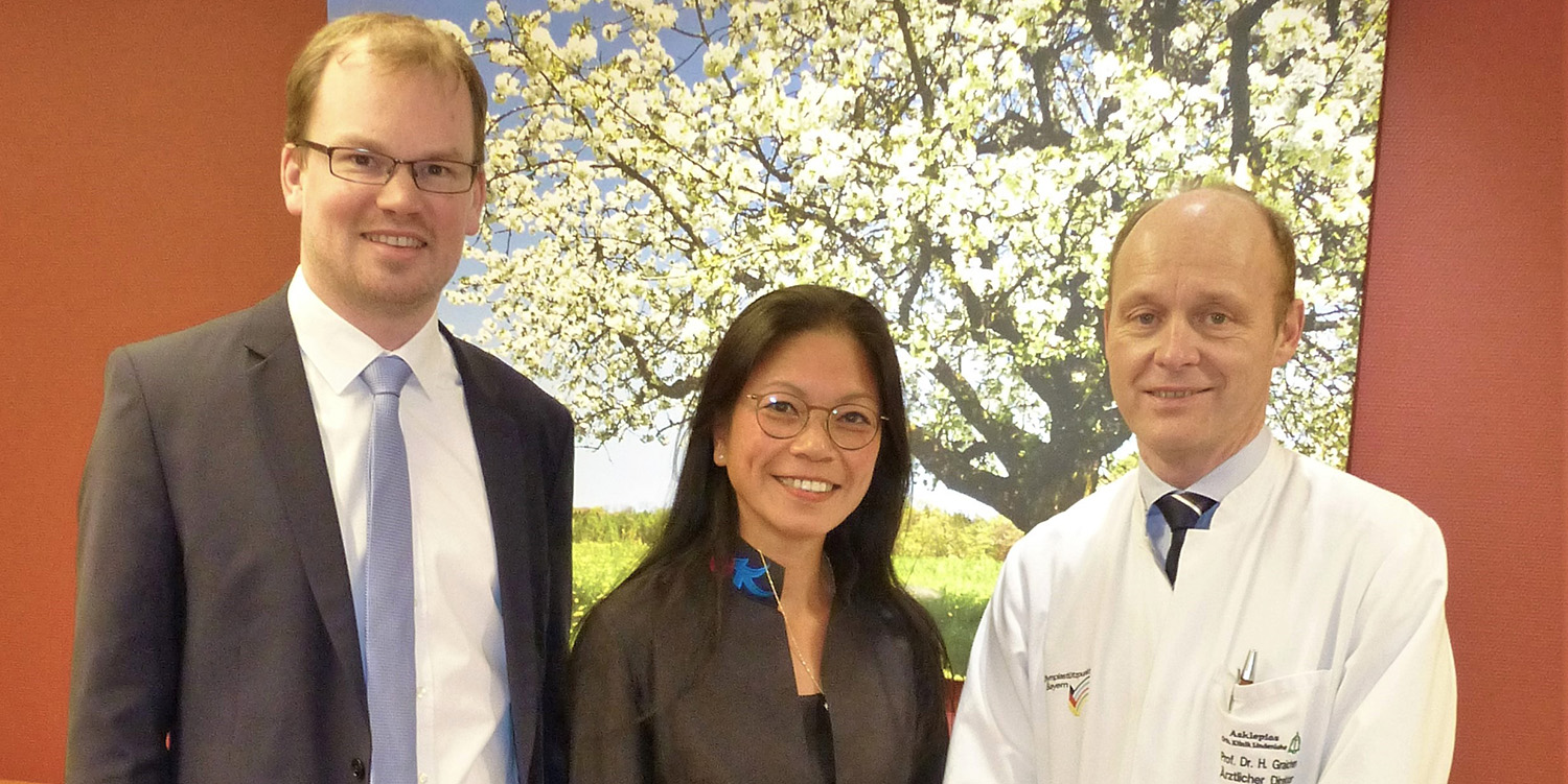 Dr. Vanilla Nguyen, umrahmt von Marius Aach (li.) und Professor Dr. Heiko Graichen. Dr. Vanilla Nguyen, umrahmt von Marius Aach (li.) und Professor Dr. Heiko Graichen.