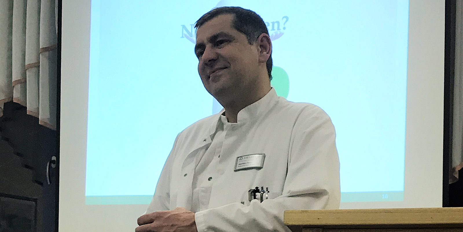 Dr. Stanislav Fezev beim Vortrag über Blutarmut Dr. Stanislav Fezev beim Vortrag über Blutarmut