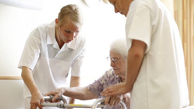 Pflegeexpertin Geriatrie Zwei Pflegerinnen mit Patientin