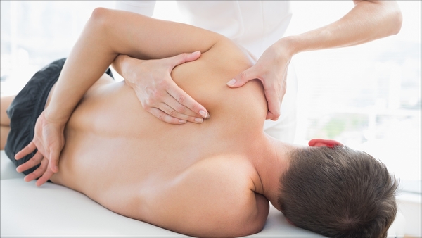 Physiotherapie Schulter BILD: Physiotherapeut arbeitet an der Schulter eines Patienten