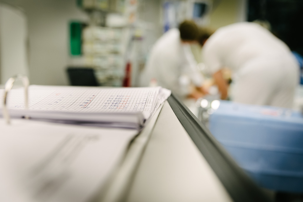 Beatmungszentrum Behandlungssituation mit Akte im Vordergrund Bild: Beatmungszentrum Behandlungssituation