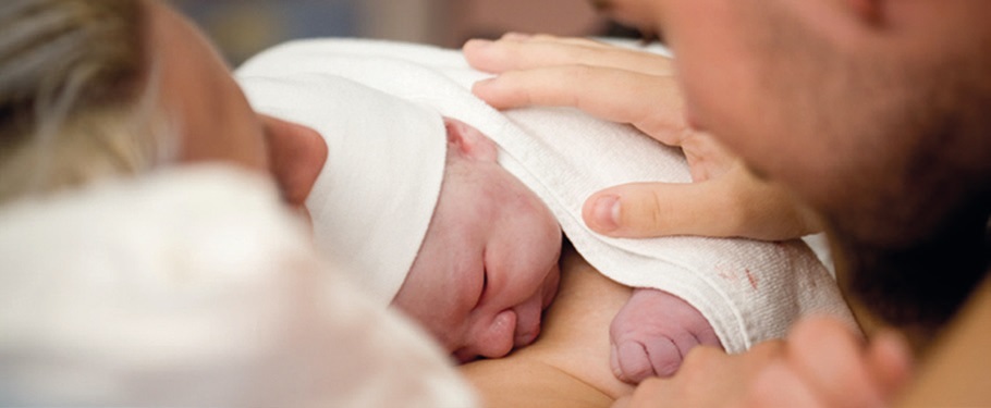Mutter mit Kind und Vater Familie nach der Geburt