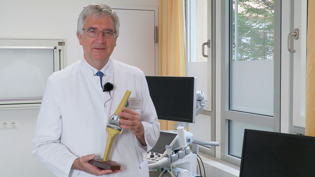 Prof. Grifka mit Knie-TEP Prof. Grifka mit Knie-TEP
