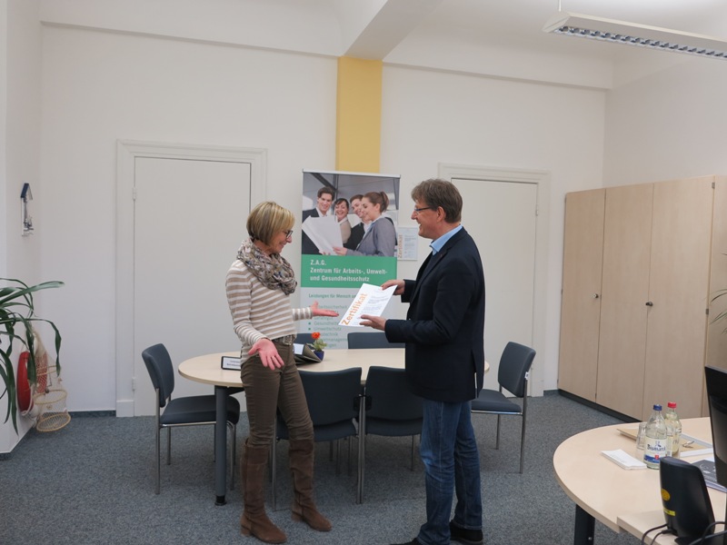 Erfolgreiche Zertifizierung Bild: Übergabe Zertifikat Qualitätsmanagement.