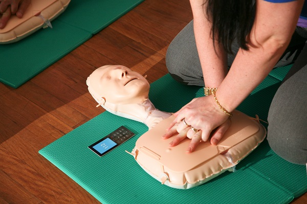 Wiederbelebungstraining Training mit einer MiniAnne
