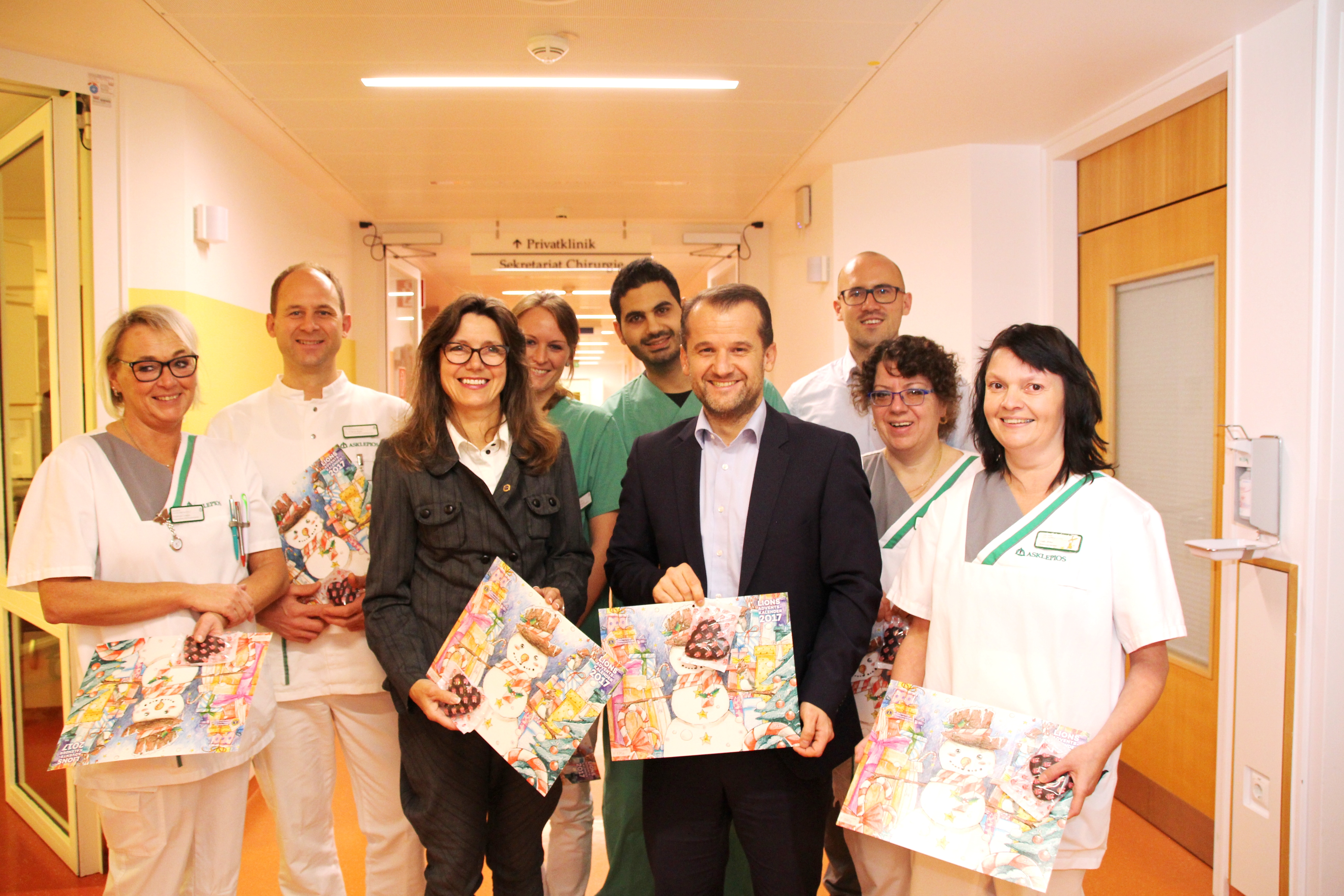 asklepios-stadtklinik-verteilt-lions-club-adventskalender-an-alle-mitarbeiter asklepios-stadtklinik-verteilt-lions-club-adventskalender-an-alle-mitarbeiter