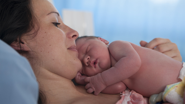 Baby mit Mama nach der Geburt