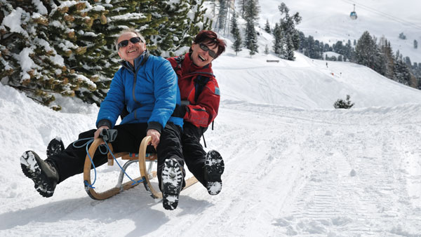 Paar auf Schlitten im Schnee Paar auf Schlitten im Schnee