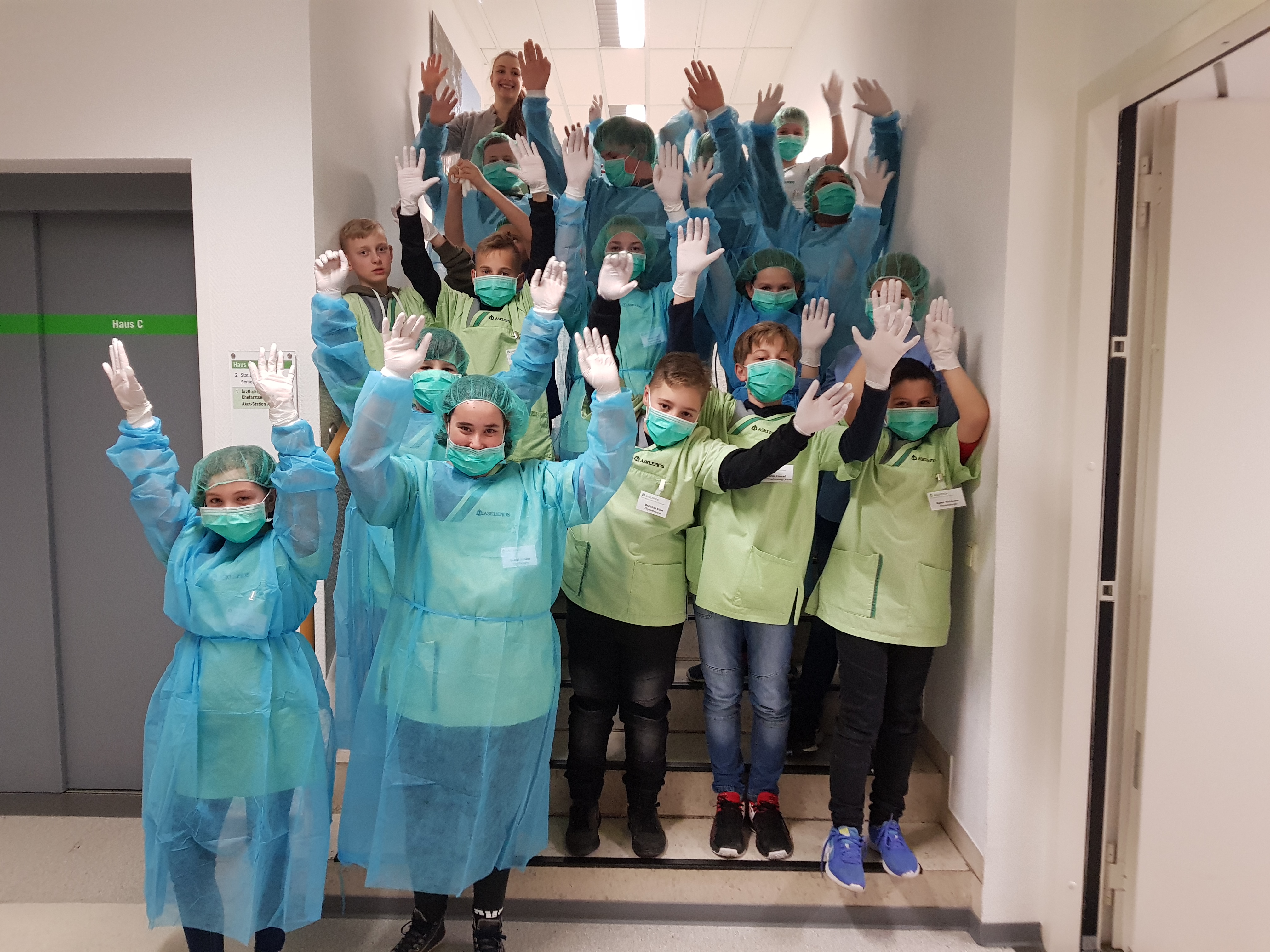 Schutzkleidung zum Ausprobieren und Anziehen Dieses Bild konnte nicht geladen werden.