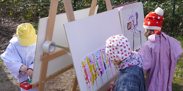Kita-Brückenjahr Bild: Kinder malen im Freien