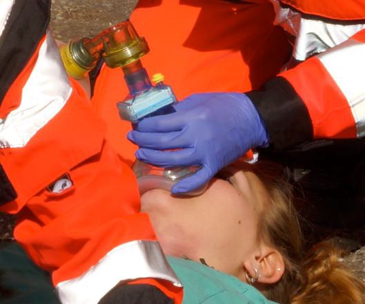 Beatmung Patientin wird vom Rettungsdienst beatmet