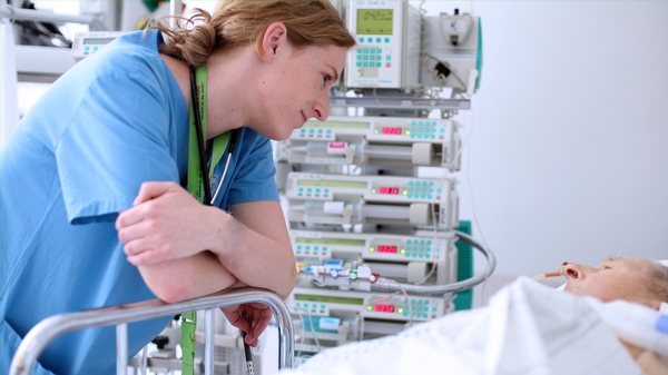 Auf unseren Intensivstationen betreuen wir Sie z.B. nach operativen Eingriffen oder nach Unfällen. BILD: Anästhesi-Ärztin am Bett einer Intensiv-Patientin
