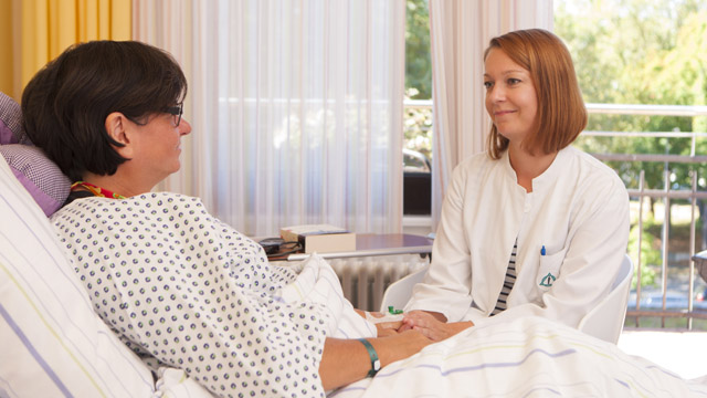 Ärztin und Patientin Patientenzimmer