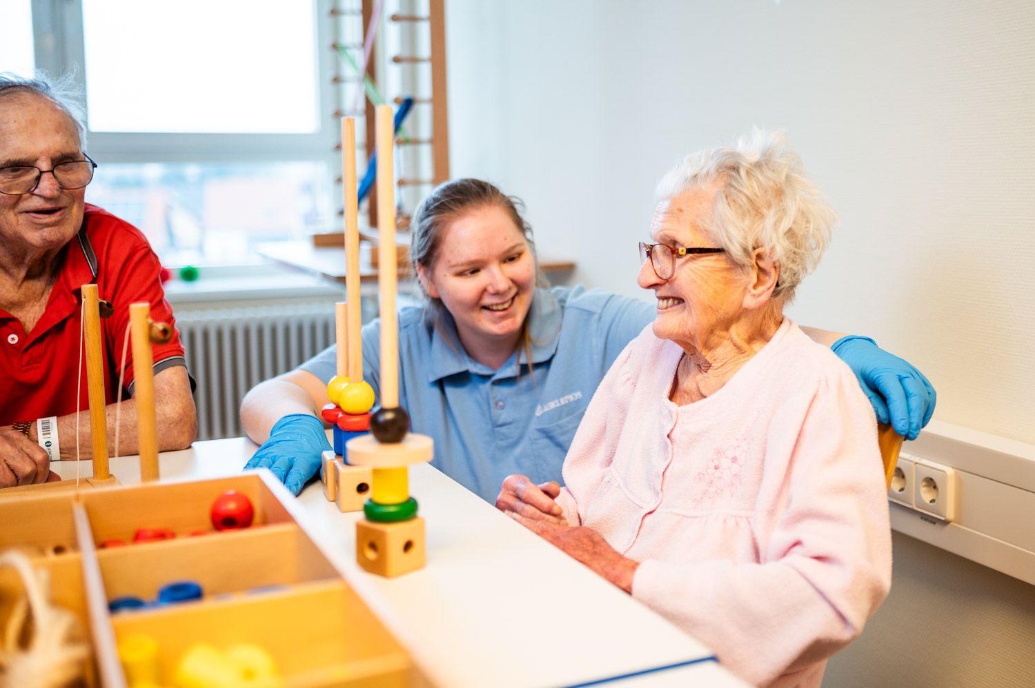 Ergotherapie in der Geriatrie Bild: Kleine Übungen in der Ergotherapie