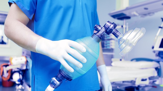 Beatmungsseminar Intensivpflege Pfleger mit Ambu-Beutel