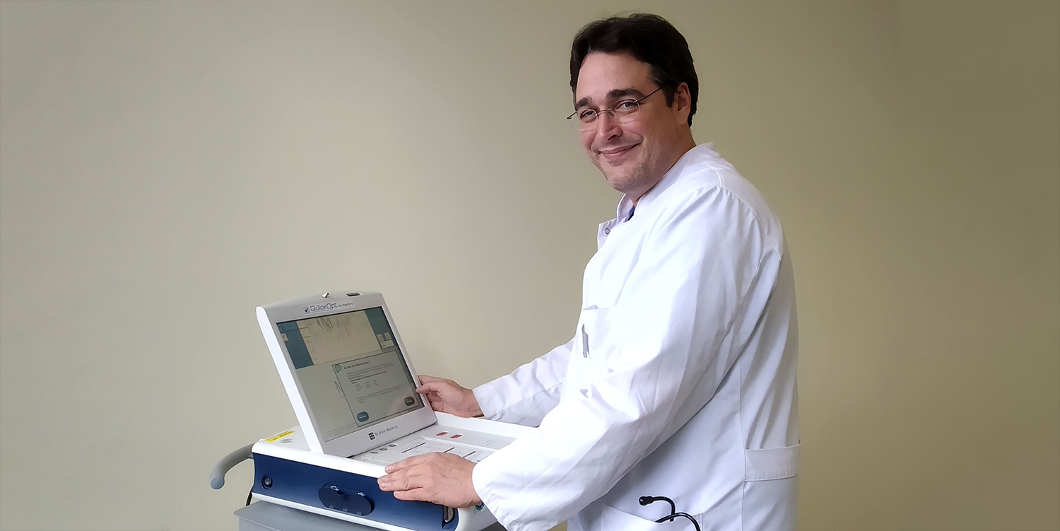 Dr. Christian Glöckner bei der elektronischen Abfrage der Herzschrittmacher-Daten. Dr. Christian Glöckner bei der elektronischen Abfrage der Herzschrittmacher-Daten.