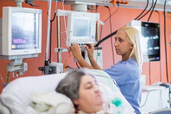intensiv-geraete Pflege auf der Intensivstation