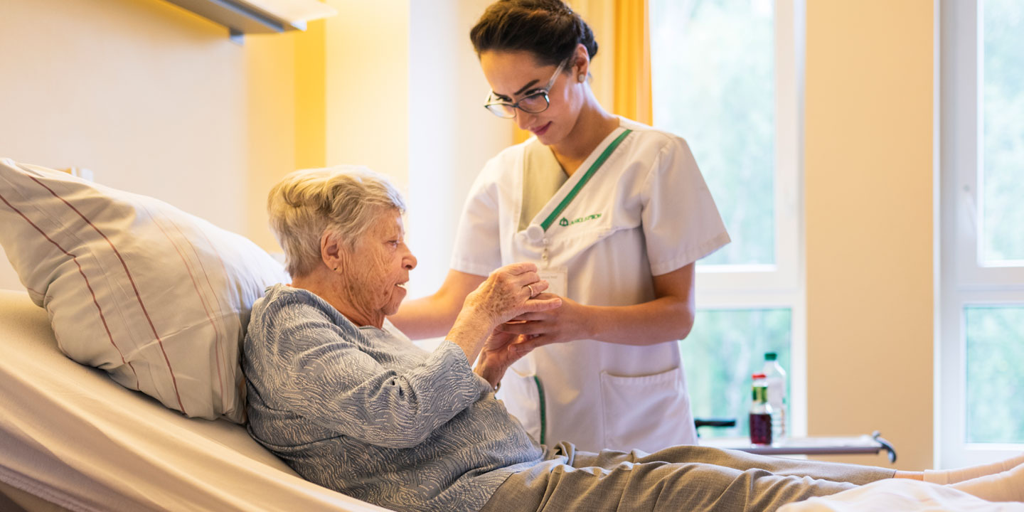 Eine Krankenschwester gibt einer Patientin zu trinken 1440 Foto: Eine Krankenschwester gibt einer Patientin zu trinken